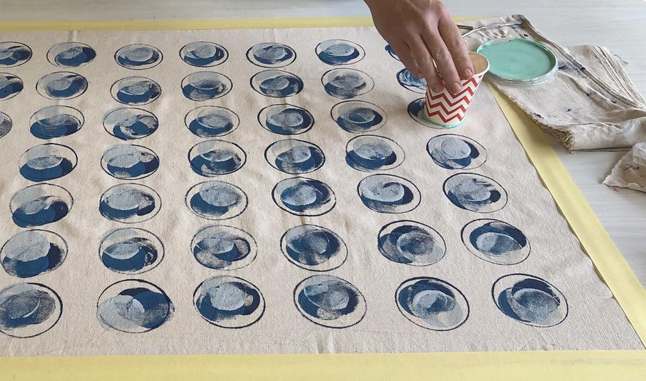 Painting a spherical pattern on fabric