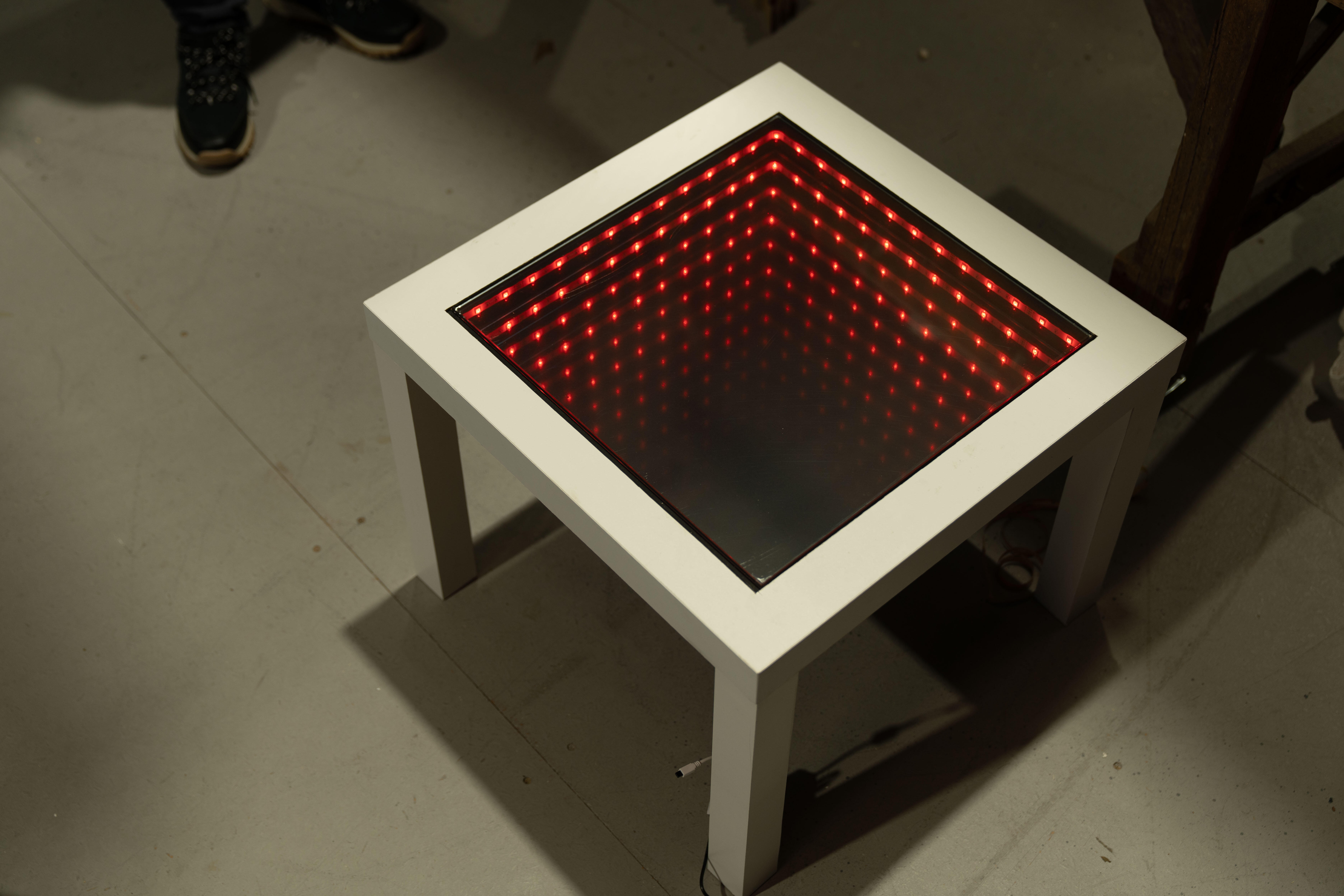 Infinity Table - red